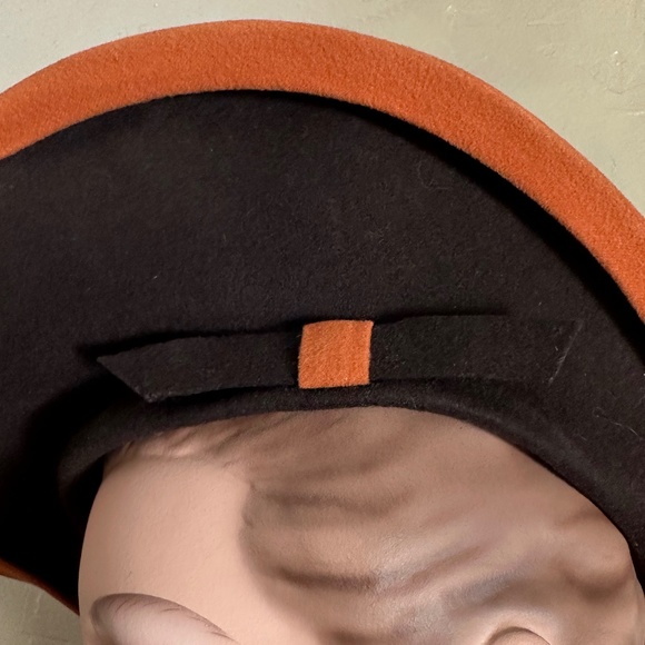 ASTOUNDING 1940s\' BROWN FELT WIDE BRIM FEDORA WITH ORANGE FELT EDGING. main image 3